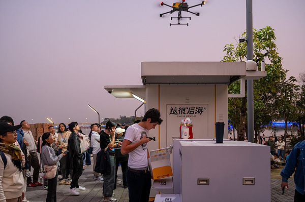 在深圳，外國(guó)游客體驗(yàn)無人機(jī)外賣送餐。