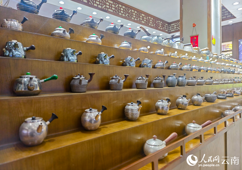 8新華村一家銀器店里的各類銀器。人民網(wǎng)記者 符皓攝