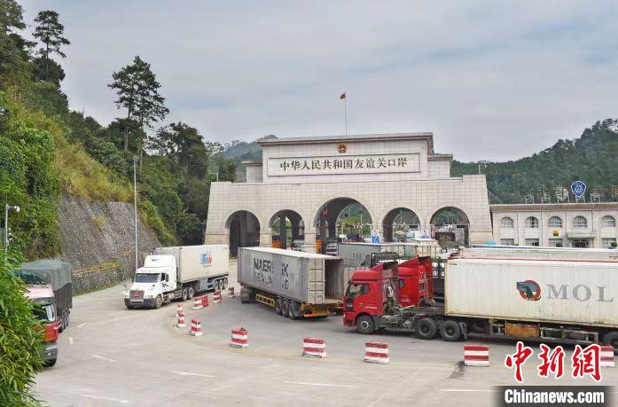 圖為中越邊境廣西憑祥市友誼關(guān)口岸?！{祥融媒體中心供圖