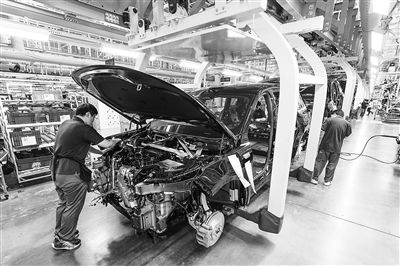 某新能源汽車智能制造基地總裝車間，工作人員正在工作。新華社記者 李博 攝