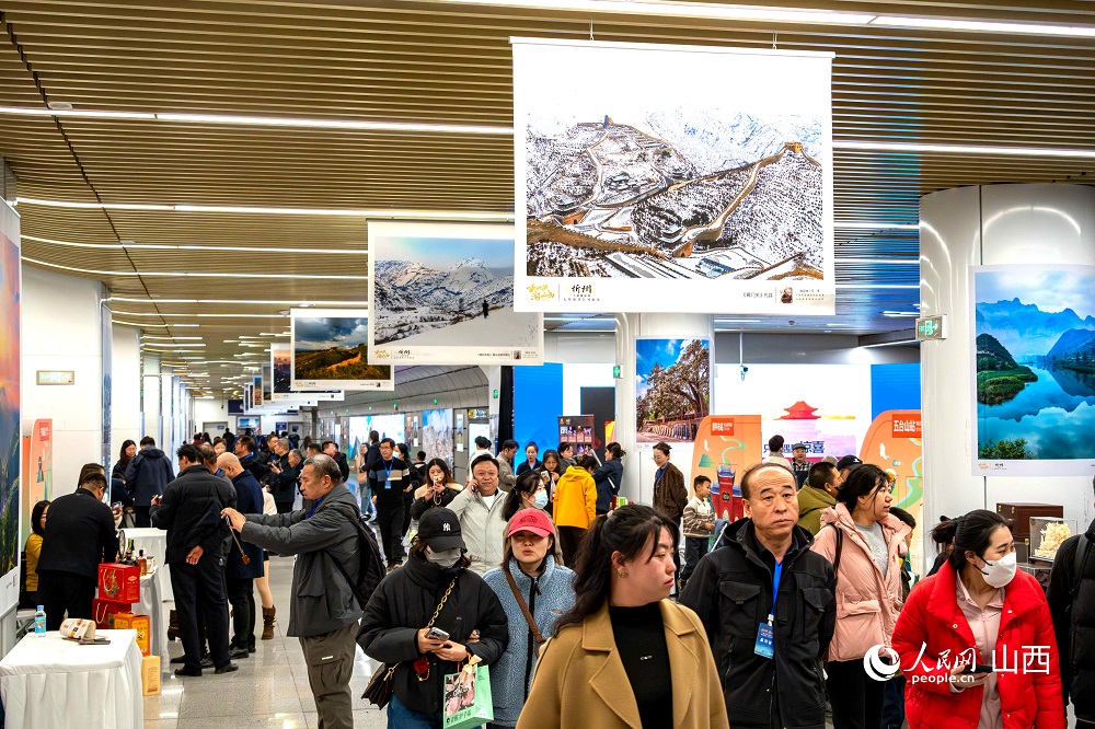 “相約忻州·盡享冬韻”暨“乘地鐵游山西”主題攝影展（忻州）在太原地鐵長風街站啟幕。
