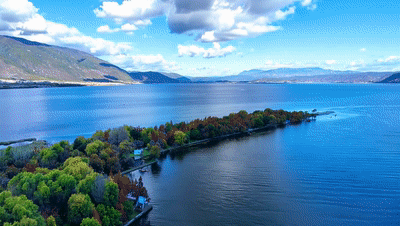 大理洱海畔。