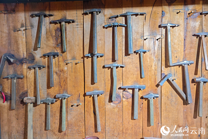 新華村銀器加工作坊里的小錘。人民網(wǎng)記者 符皓攝