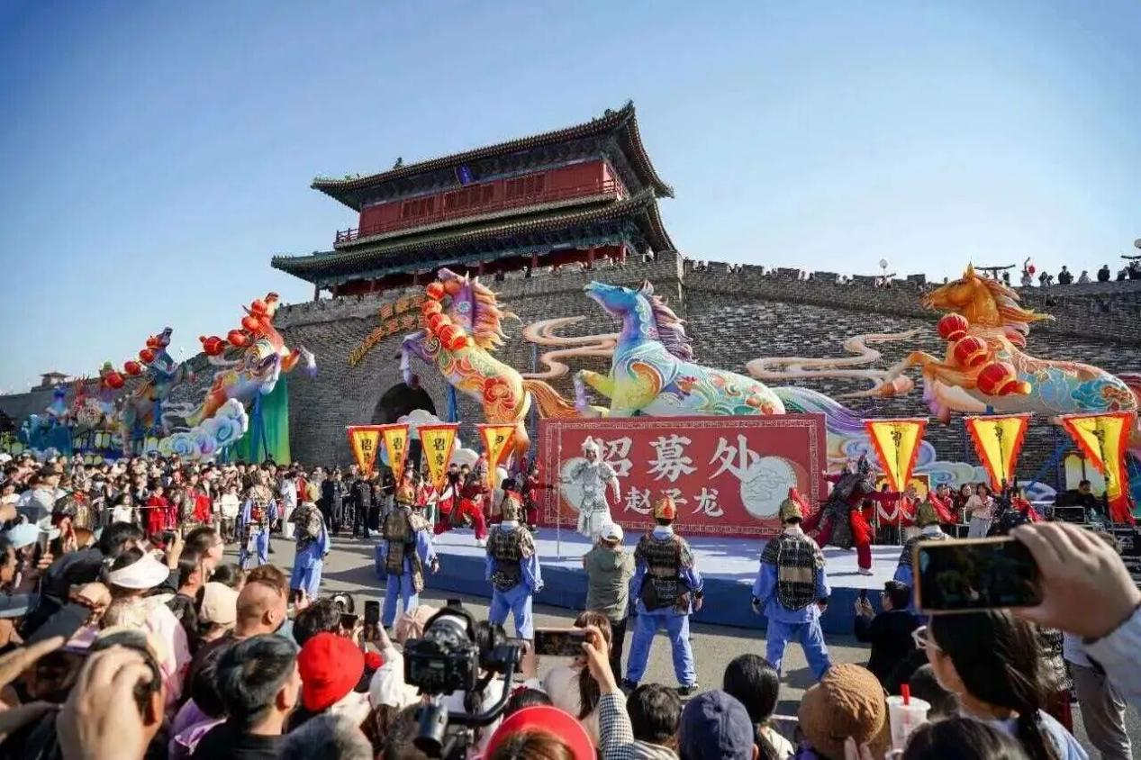 “五一”假期，河北正定南城門，“當(dāng)一天趙子龍的兵”招募現(xiàn)場(chǎng)人頭攢動(dòng)。河北省文化和旅游廳供圖