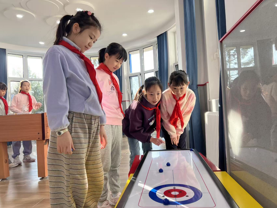 學(xué)生們在少先隊(duì)大廳進(jìn)行課間活動。人民網(wǎng) 白炅攝