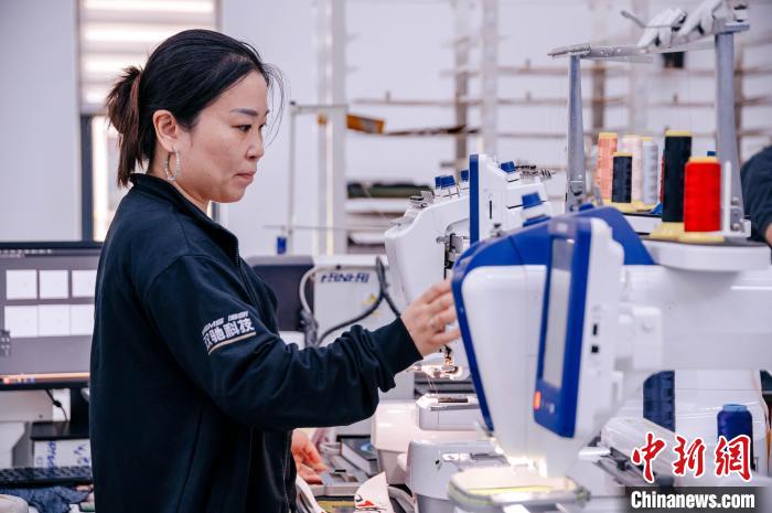 莆田鞋企通過快速打樣線，實現(xiàn)個性化訂制?！±钅宪?攝