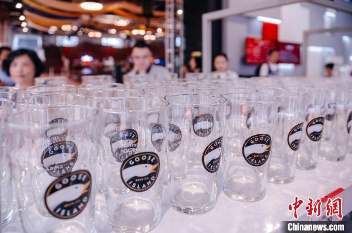 基地內(nèi)，各式啤酒文化周邊產(chǎn)品在出售?！±钅宪?攝