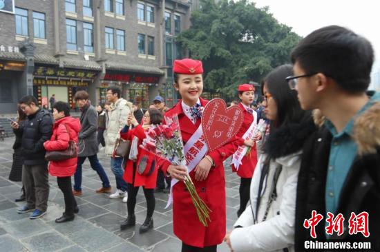 四川一高校開“浪漫”課 情人節(jié)賣花掙學(xué)分