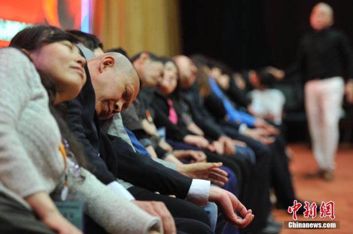 資料圖：民眾在專業(yè)催眠師的引導下睡覺，釋放壓力。<a target='_blank' href='/'>中新社</a>發(fā) 韋亮 攝