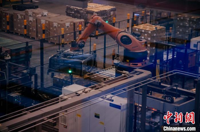 百威雪津啤酒莆田基地釀造幾乎都由自動(dòng)化生產(chǎn)線完成，年產(chǎn)能達(dá)200萬(wàn)噸?！±钅宪?攝