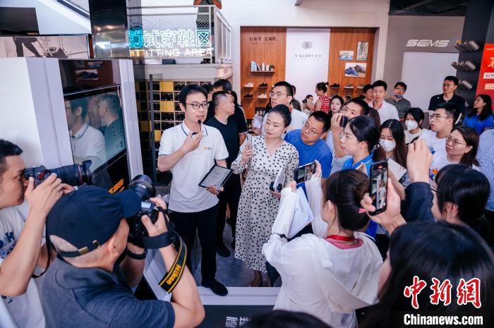 在定制鞋門店，顧客只需往腳型測量儀器上一站，幾秒后就會出具一份詳盡的腳型報告?！±钅宪?攝