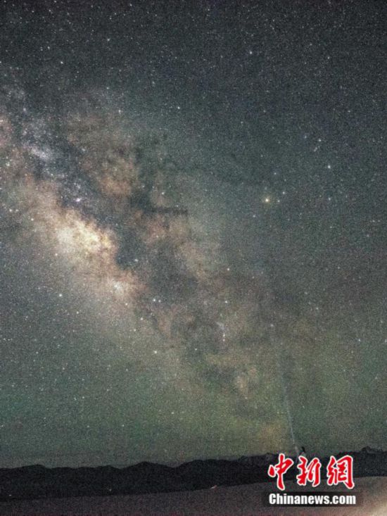 圖為6月20日晚游客在西藏阿里暗夜公園，與銀河“合影”。曹枝清 攝