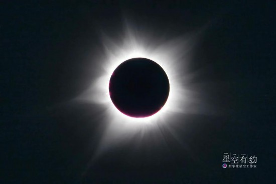 2023年4月20日，天宇上演日全環(huán)食（同一次日食，一部分地區(qū)可見日全食，另一部分地區(qū)可見日環(huán)食）。這是星空攝影師許曉平當日在澳大利亞拍攝的日食。（星聯(lián)CSVA供圖）