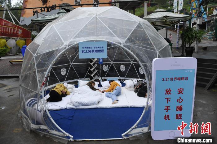 資料圖：工作人員以行為藝術的方式呼吁人們“放下手機、安心睡眠”。陳超 攝