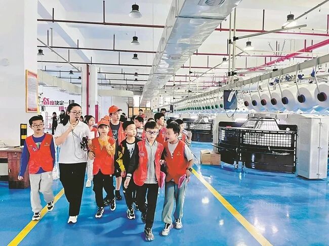 學(xué)生參觀惠安校服企業(yè)生產(chǎn)車間?；莅部h委宣傳部供圖