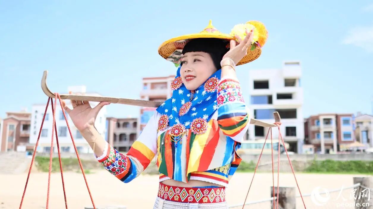 花頭巾包裹，配上寬檐黃斗笠，是惠安女獨特的“防曬套裝”。人民網(wǎng)記者 李昌乾攝