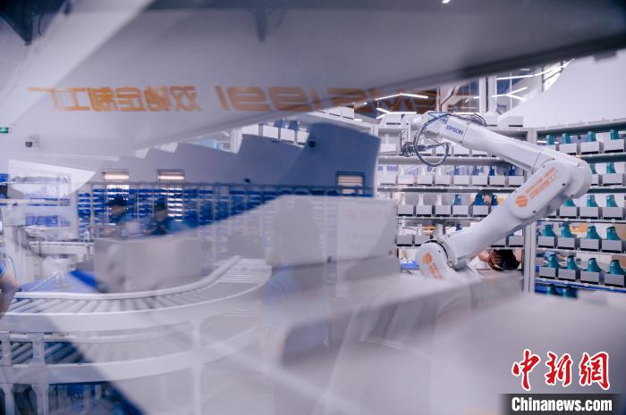 定制鞋自動化生產(chǎn)車間一角?！±钅宪?攝