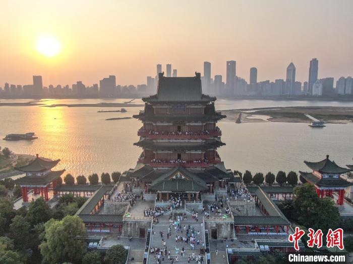 圖為航拍落日時分的滕王閣，風(fēng)景壯美，眾多游客在滕王閣內(nèi)游玩。劉力鑫 攝