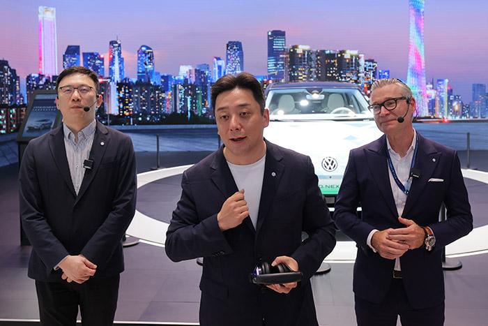 11月17日，上汽大眾汽車有限公司銷售與市場執(zhí)行副總經(jīng)理、上海上汽大眾汽車銷售有限公司總經(jīng)理俞經(jīng)民(中間)參加廣州車展展臺活動。 上汽大眾 供圖