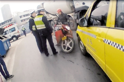 交巡警發(fā)現(xiàn)張師傅還是酒駕。 本報(bào)記者 甘俠義 攝