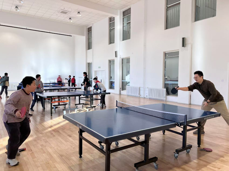 老師和學(xué)生在課間打乒乓球。人民網(wǎng) 白炅攝