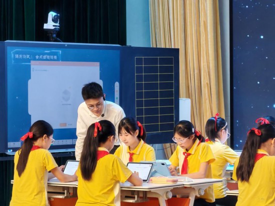 重慶科學(xué)城樹(shù)人思賢小學(xué)校教師執(zhí)教“S2C”示范課。