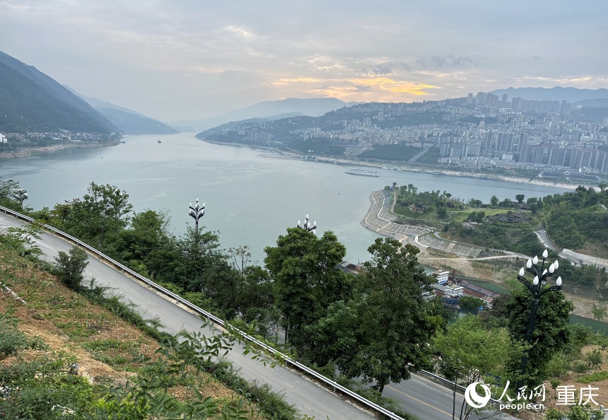 從巫山縣龍門街道江村遠(yuǎn)眺,左側(cè)為三峽里·竹枝村,右側(cè)為巫山縣城。人民網(wǎng)記者 劉政寧攝