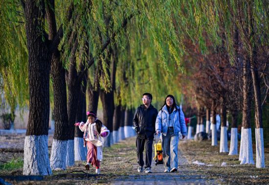 游客漫步在北京園博園內(nèi)。新華社記者 陳曄華 攝