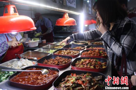 熱播劇入菜名 高校食堂推“三生三世菜譜”