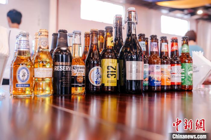 莆田基地主要生產(chǎn)全球旗艦品牌百威、科羅娜、貝克等啤酒，并生產(chǎn)雪津啤酒、雪山啤酒、藍(lán)妹啤酒等?！±钅宪?攝