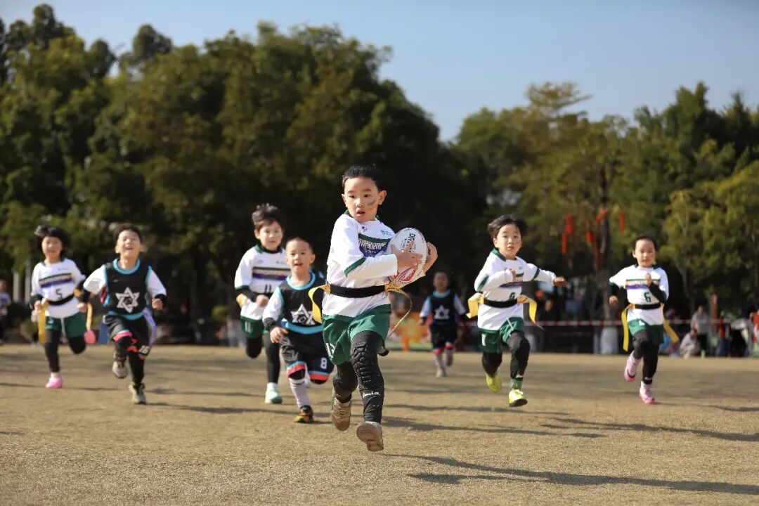 福建省福州市兒童公園，幼兒組隊(duì)員正在進(jìn)行橄欖球比賽。謝貴明攝（人民視覺(jué)）