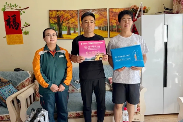 劉傲寒父子收到錄取通知書。北航供圖